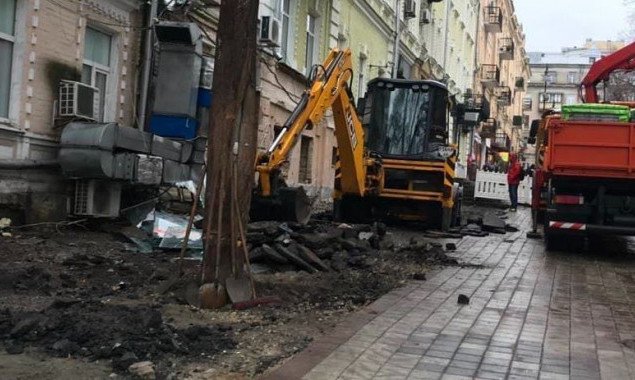 Коммунальщикам наконец удалось демонтировать летнюю площадку ресторана “Хурма” в центре Киева (фото)