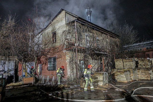 На Святошино в результате пожара в здании НИИ погибли два человека (фото)