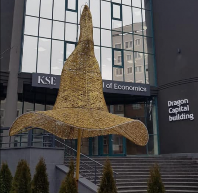 Скандальная шляпа с киевской елки установлена на новой локации