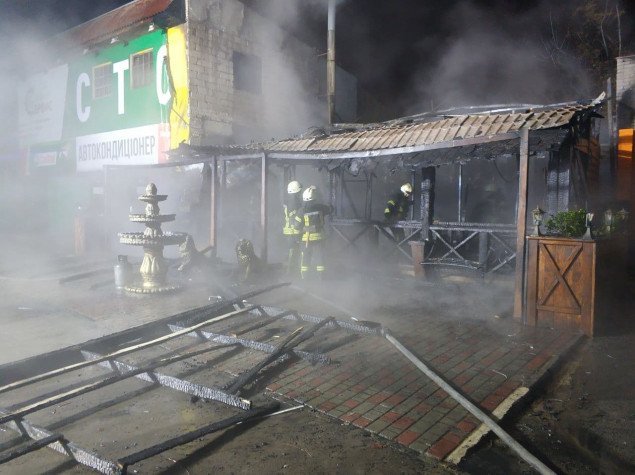 В ночь на Рождество сгорело кафе на проспекте Лобановского в Киеве (фото)