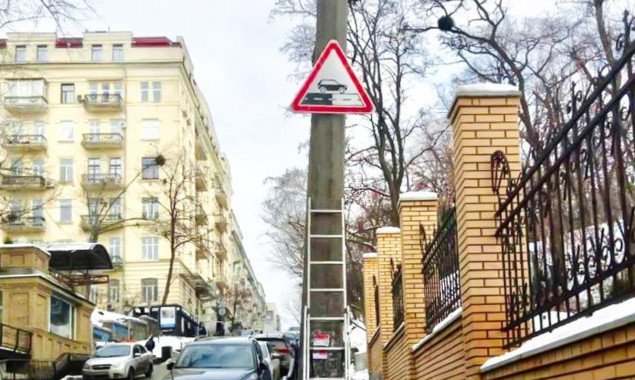 На столичних дорогах уперше в Україні встановили дорожні знаки 1.40 “зміна покриття”