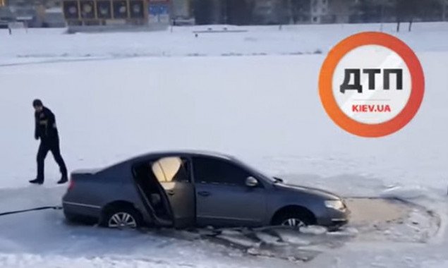В Киеве на Воскресенке провалилась под лед машина, а на озере в парке “Нивки” - мужчина (видео)
