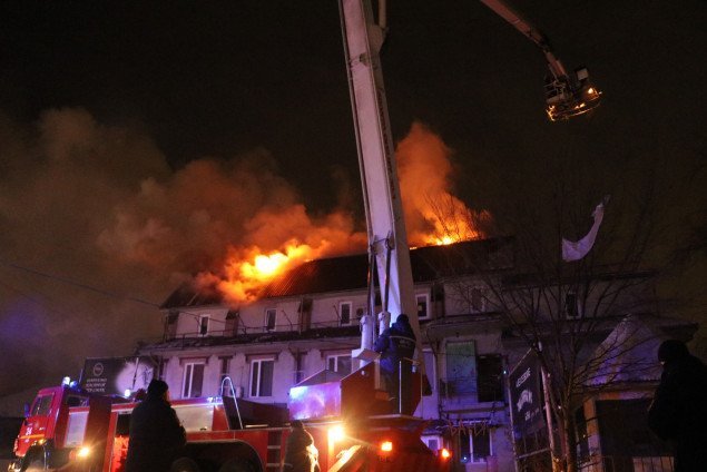 Столичные спасатели ликвидировали пожар в трехэтажном доме в Дарницком районе (фото, видео)