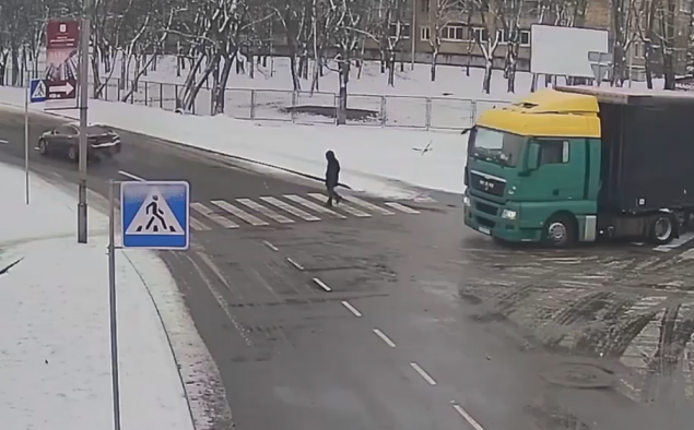 В Киеве на пешеходном переходе грузовик серьезно травмировал женщину (видео)