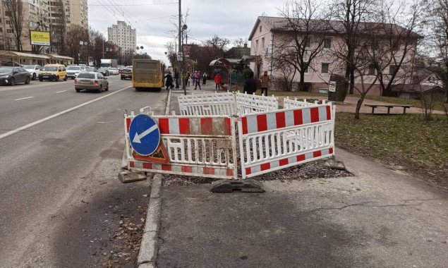 В “Киевавтодоре” пообещали, что провал на тротуаре на проспекте Лобановского будет ликвидирован при благоприятной погоде