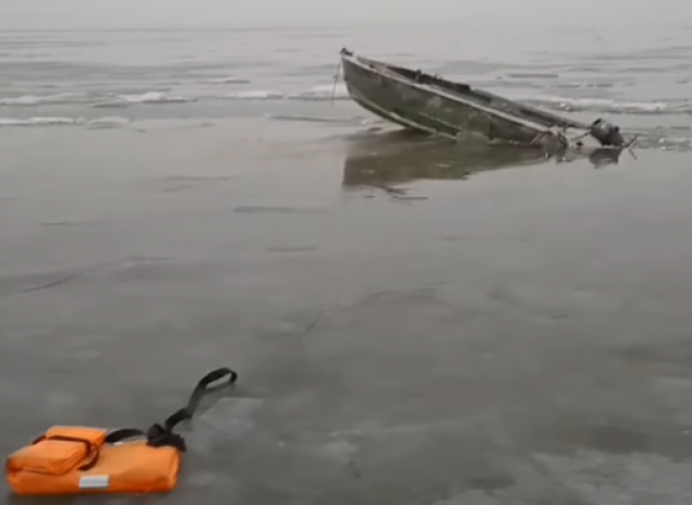 В Киевском водохранилище моторную лодку рыбаков чуть не расплющило льдом (видео)