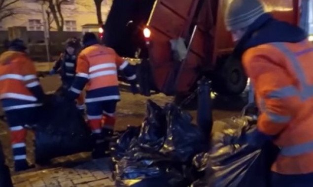 В новогоднюю ночь столичные коммунальщики вывезли 83 кубометра мусора с Софиевской площади (видео)
