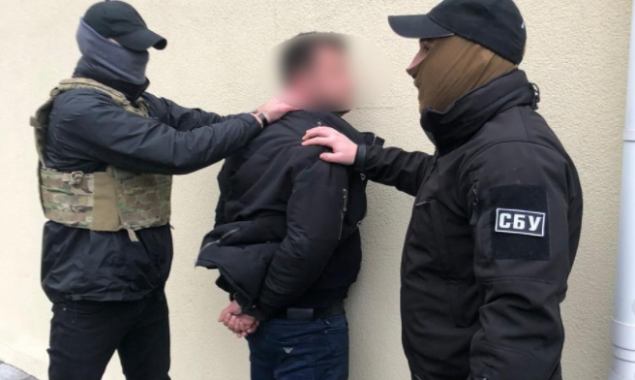 Инспектора по благоустройству Голосеевской РГА задержали при получении взятки за установку МАФов (фото)