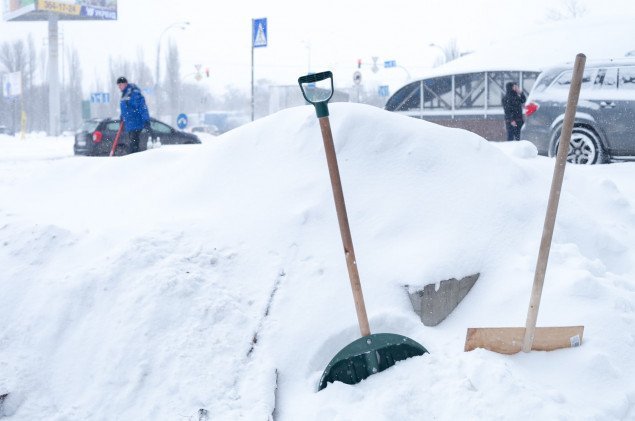 За ненадлежащую уборку снега на руководителей столичных предприятий составили 102 протокола
