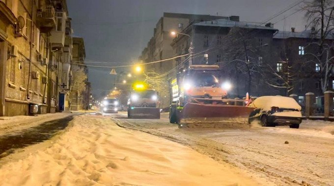 Столичные коммунальщики отчитались о ночной уборке Киева от снега (фото, видео)