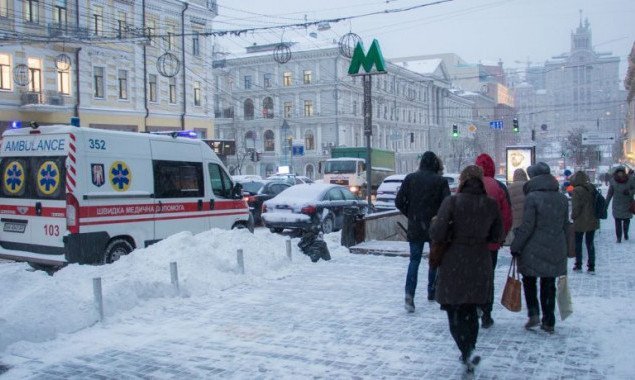 На очистке входов в метро от снега в Киеве задействовано 429 работников подземки