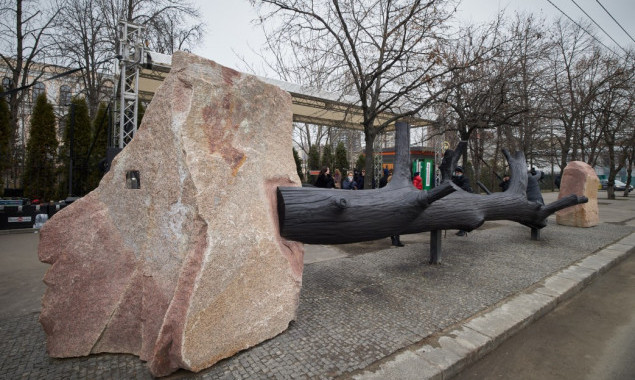 В День памяти жертв Холокоста в Киеве открыли инсталляцию “Взгляд в прошлое” (фото)