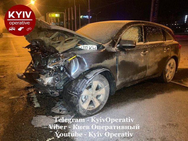 Ночью под Киевом в результате столкновения двух иномарок погиб один из пассажиров (фото)