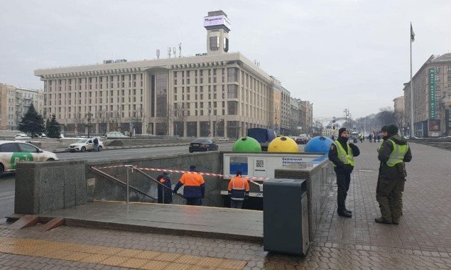 Столичные коммунальщики демонтировали 50 кв. м поврежденных конструкций потолка перехода на Майдане Независимости (фото)