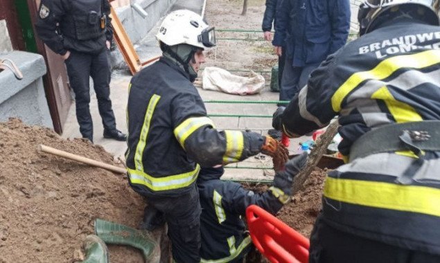 В Оболонском районе столицы из-за обвала грунта в тоннеле погиб рабочий (фото)