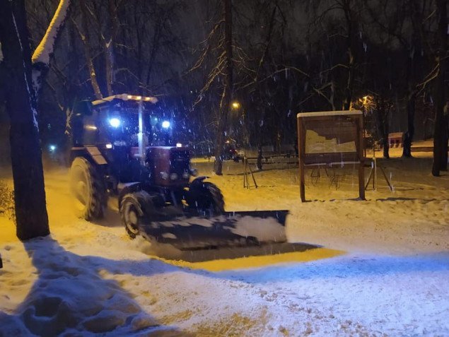 Парки и скверы Киева очищают от снега (фото)