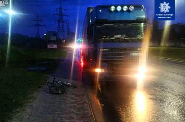 В Вишневом пьяный водитель грузовика совершил наезд на велосипедиста