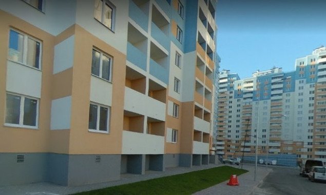 Кличко просят разобраться кто сносит несущие конструкции в подвале жилого дома в Подольском районе