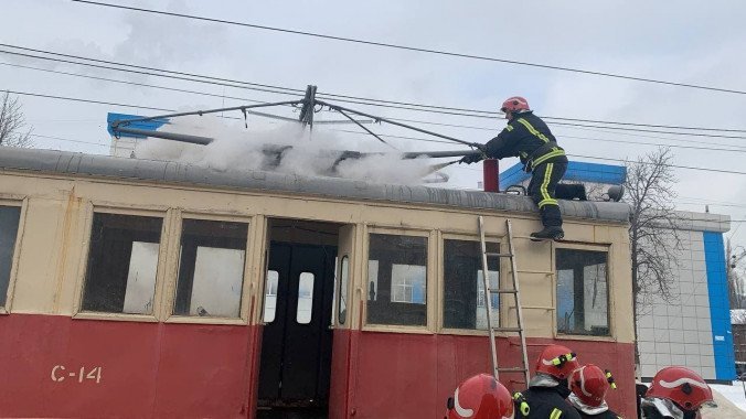 Столичные пожарные ликвидировали возгорание снегоочистного трамвая