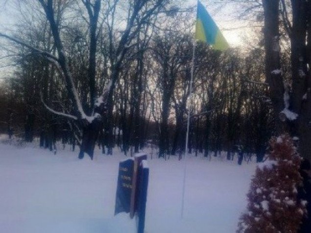 В Яготине на Киевщине вандалы снова срезали флагшток с красно-черным флагом на Алее Славы