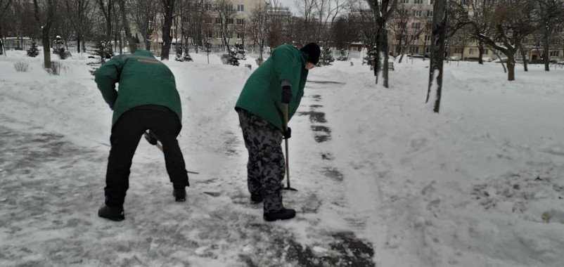 Столичные коммунальщики продолжают расчищать от снега парки и скверы (фото)