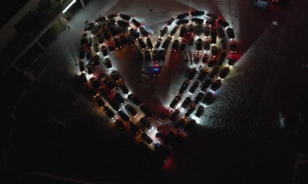 Ко Дню святого Валентина автолюбители Киева сделали валентинку из сотни машин (фото)