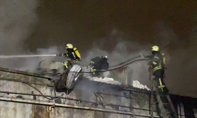 В Киеве на Северо-Сырецкой горел склад с поддонами и бумагой (фото, видео)