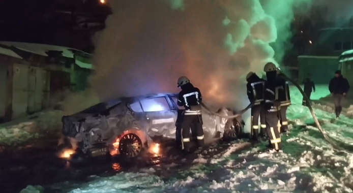 На Печерске сгорел автомобиль (видео)