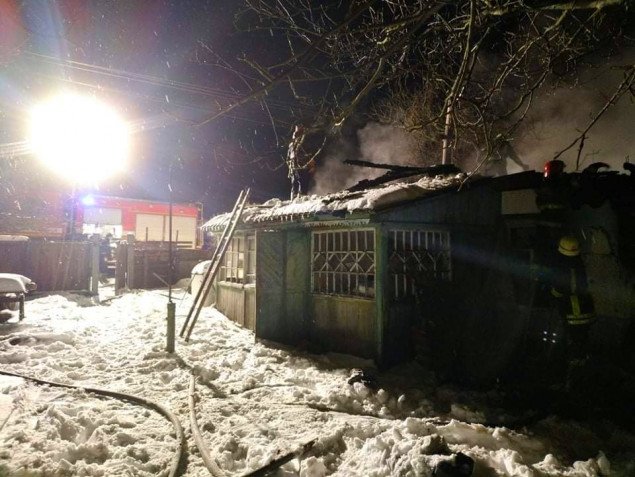 На Киевщине при ликвидации пожара спасатели обнаружили тело мужчины (фото)