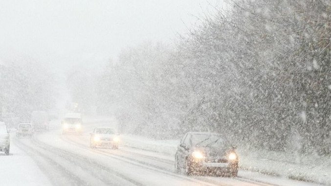 Из-за снегопада в Киевской области сегодня, 8 февраля, с 13:00 временно ограничат въезд крупногабаритного транспорта