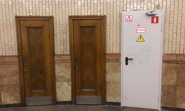 Киевская подземка меняет оригинальные деревянные двери в техпомещения на серые металлические (фото)