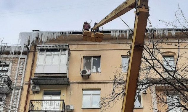 В Киеве сосульки с крыш сбивают 111 кровельщиков и 21 бригада альпинистов (фото)