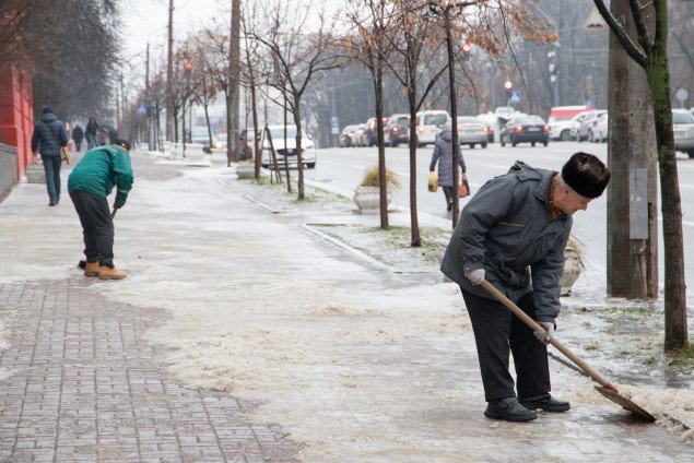 За сегодня в Киеве инспекторы благоустройства внесли около 1050 предписаний за несвоевременную уборку снега