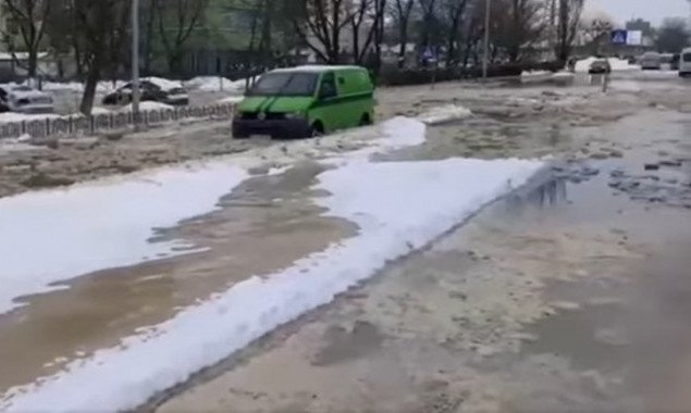 В Киеве из-за порыва водовода ограничено движение трамваев и автомобилей на улицах Хоткевича и Попудренко (видео)