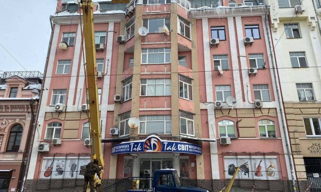 В Киеве увеличили количество бригад для очистки крыш от сосулек