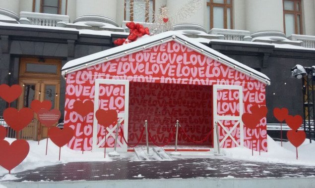 Бывшую резиденцию Святого Николая на Банковой к 14 февраля украсили сердечками (фото)