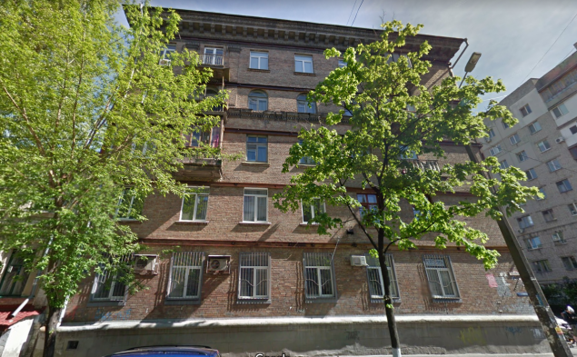 Коммунальщики уже более 5 лет не решают проблему аварийности дома № 42/48 на улице Щекавицкой