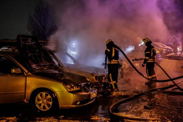 На Троещине ночью пожарные потушили 4 горящих автомобиля