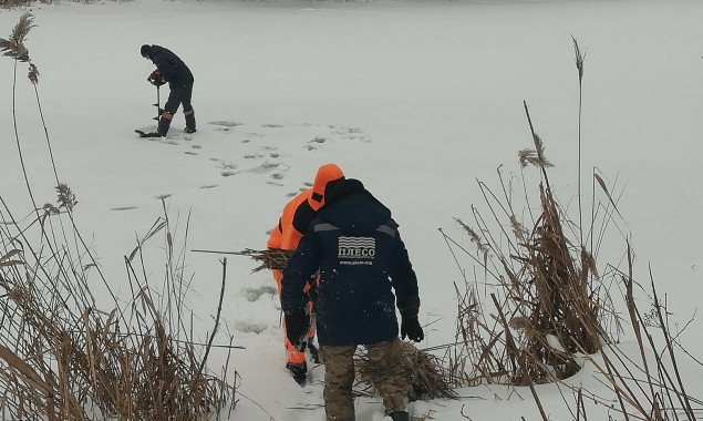 Столичные коммунальщики продолжают бороться с нехваткой кислорода в озерах Киева (фото)