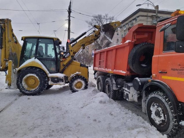 За субботу столичные коммунальщики вывезли рекордное количество снега - около 14 тысяч тонн (видео)