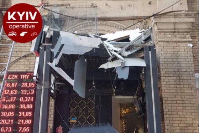 В центре Киева упавшая сосулька полностью разбила козырек входа в здание (фото)