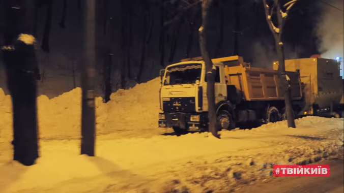 Виталий Кличко поздно вечером проверял, как столицу убирают от снега (видео)