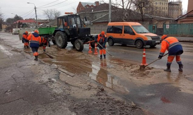 В Киеве из-за прорыва водопровода ограничили движение по улице Белицкой (фото)