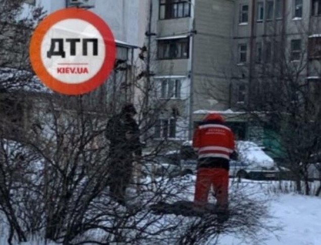 В Дарницком районе столицы 13-летняя девочка выпала с балкона 14 этажа