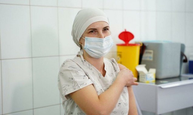 Лікарка з Броварів першою отримала щеплення проти COVID-19 на Київщині (фото)