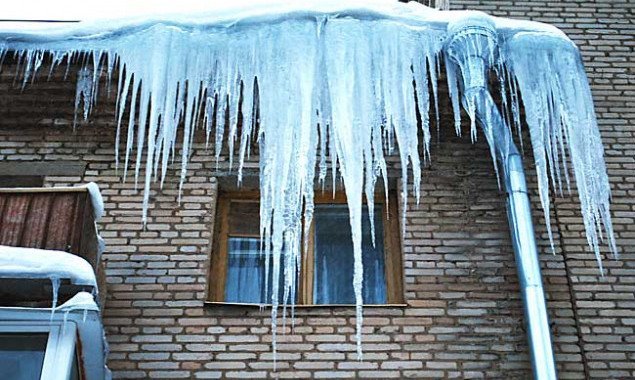 В Киеве женщину госпитализировали после падения на нее снега и льда с крыши дома