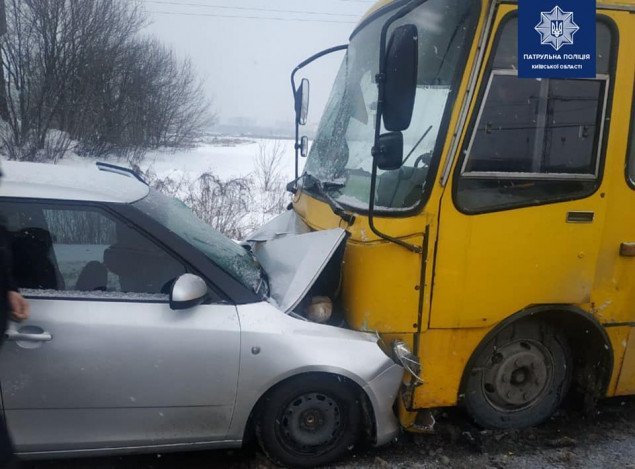 Под Киевом произошло лобовое столкновение маршрутки и легкового автомобиля с пострадавшими