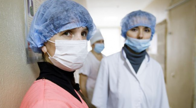 За сутки в Украине выявили почти 5 тысяч новых носителей коронавируса