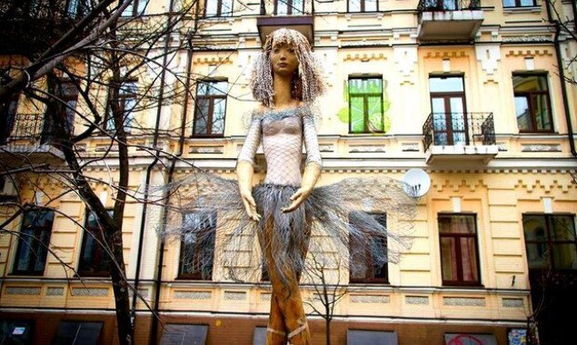 В центре Киева вандалы разбили деревянную скульптуру “Балерина” (фото)
