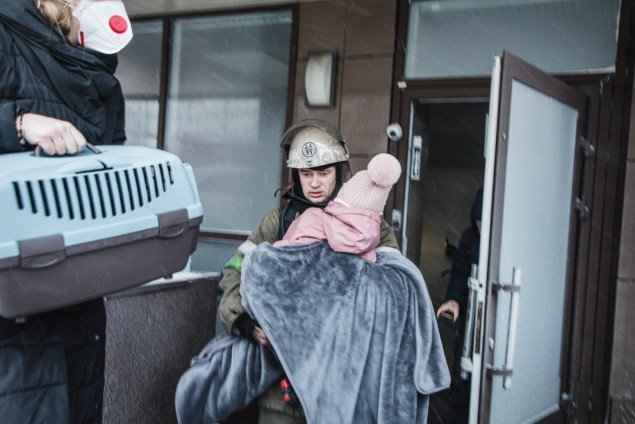 При ликвидации масштабного пожара в Киеве эвакуировали 16 человек (фото)